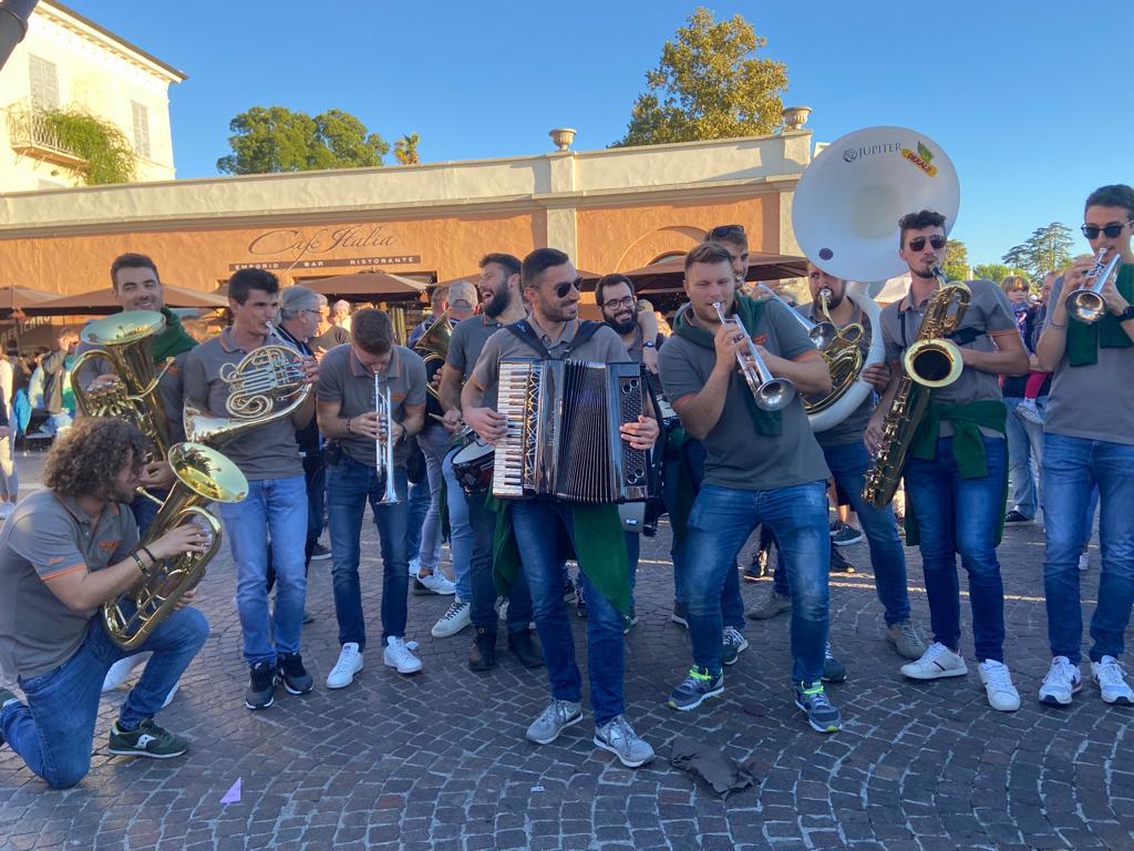 Cormons saluta la Vigilia in piazza con il concerto dei Discostajare